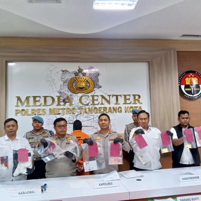 Foto: Kapolres Metro Tangerang Kota, Kombes Pol Dr. Muhammad Jauhari Beserta Jajaran Saat Menunjukkan Barang Bukti Hasil Kejahatan Para Pelaku WN Negara Tiongkok.