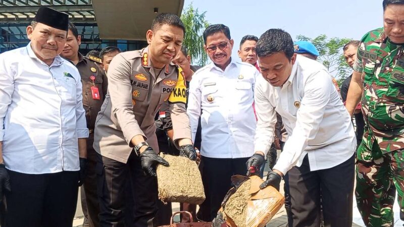 Foto:Wali Kota Tangerang Saat Menghadiri Kegiatan Pemusnahan Barang Bukti Narkotika di Mapolres Metro Tangerang Kota.
