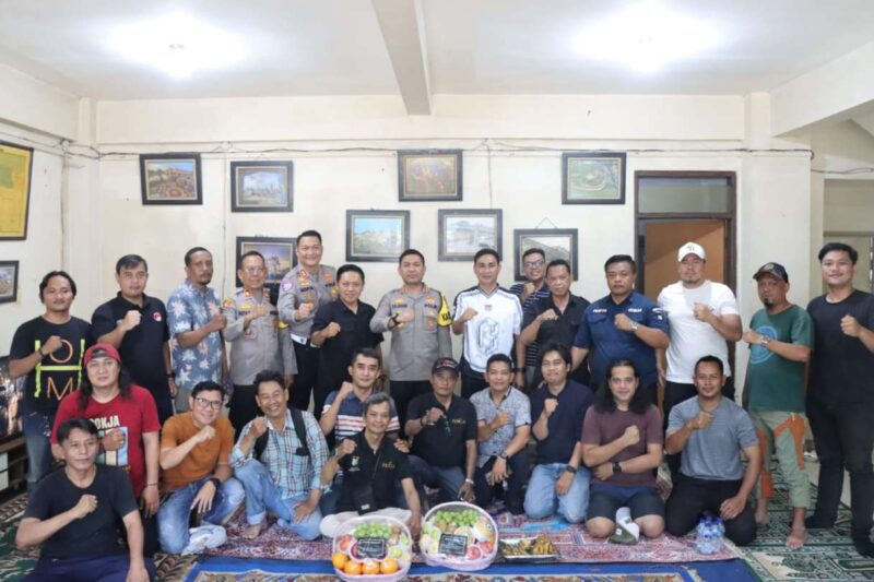 Foto: Kapolres Metro Tangerang Kota, Kombes Pol Raden Muhammad Jauhari Berfoto Bersama Pengurus Pokja WHTR dan Wartawan Usai Bersilaturahmi.