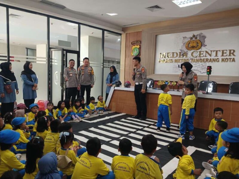 Foto: Kapolres Metro Tangerang Kota, Kombes Pol. DR. Raden Muhammad Jauhari, Saat Menghadiri Giat Polsanak di PAUD SPS Dahlia.