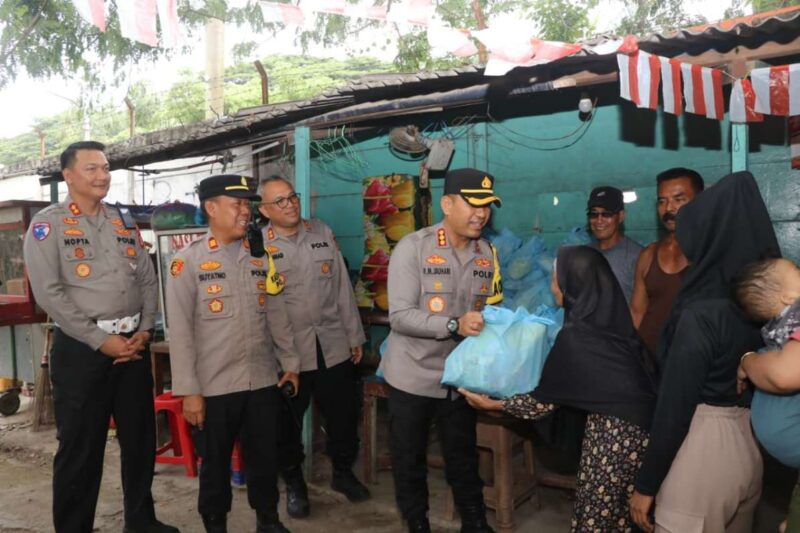 Foto: Kapolres Metro Tangerang Kota, Kombes Pol DR. Raden Muhammad Jauhari Beserta Jajaran PJU dan Polsek Tangerang Saat Membagikan Sembako Kepada Masyarakat.