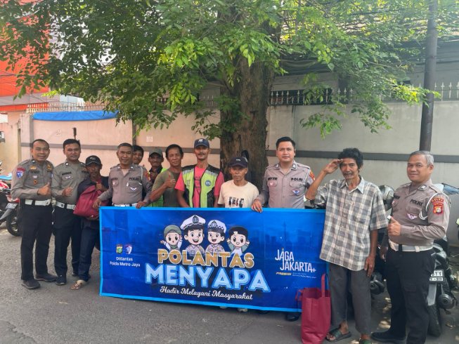 Foto: Para Anggota Polantas Yang Bertugas di Samsat Cikokol Tangerang Saat Menyapa' dan Memberikan Bantuan Kepada Masyarakat.