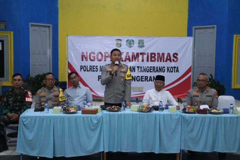 Foto: Kapolres Metro Tangerang Kota, Kombes Pol DR. Raden Muhammad Jauhari Didampingi Kapolsek Tangerang AKP Suyatno Saat Menghadiri 'Ngopi Kamtibmas' di Sukasari.