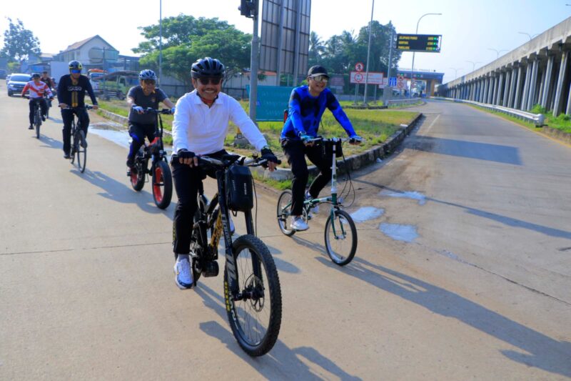 Foto: Wali Kota Tangerang H. Sachrudin Saat Bersepeda Nuju ke Kantor.