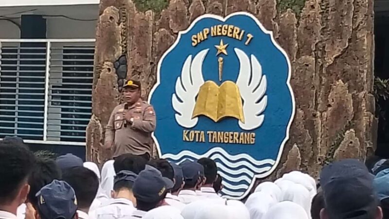 Foto: AKP Prapto, Kasie Humas Polres Metro Tangerang Kota Saat Melaksanakan Police Go To School di SMP Negeri 7 Kota Tangerang.