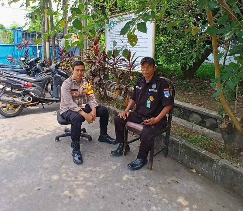 Bhabinkamtibmas Kelurahan Binong Aipda Agus Gumir sampaikan pesan Kamtibmas kepada salah satu security di kawasan pergudangan. (Foto.dok.polekcurug)