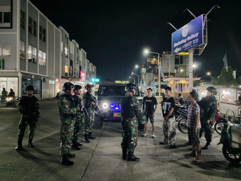 Foto: Tujuh Personil Kodim 0510/Tigaraksa Saat Menggelar Patroli Malam.