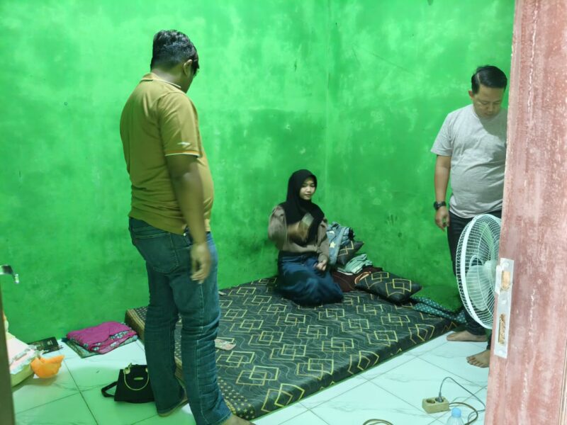 Unit Reskrim Polsek Cisoka saat melakukan cek lokasi TKP. (Foto dok.Polsek Cisoka)