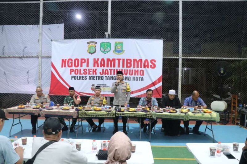 Foto; Kapolres Metro Tangerang Kota, Kombes Pol Raden Muhammad Jauhari Saat Melaksanakan Giat Ngopi Kamtibmas di Perumahan Grand Duta, Cluster Dolomite, Kelurahan Gebang Raya, Kecamatan Periuk, Kota Tangerang,