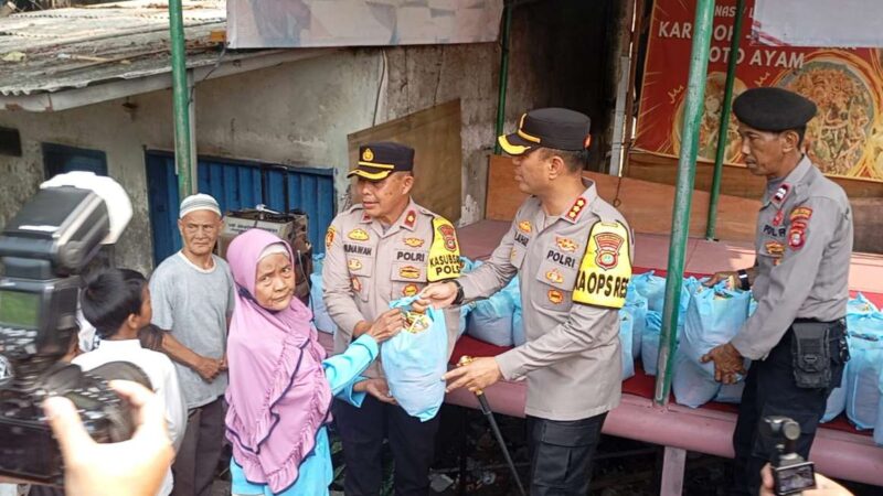 Foto: Kapolres Metro Tangerang Kota, Kombes Pol DR Raden Muhammad Jauhari Didampingi Kapolsek Batuceper AKP Gunawan dan Jajaran Saat Melaksanakan Bansos di Slum Area Batuceper.