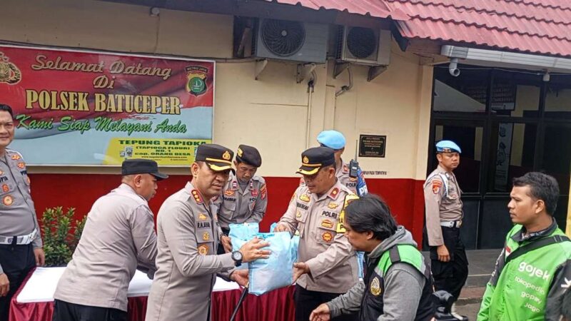 Foto: Kapolres Metro Tangerang Kota, Dr. Raden Muhammad Jauhari Didampingi Kapolsek Batuceper AKP Gunawan Saat Menyerahkan Bansos Kepada Ojol.