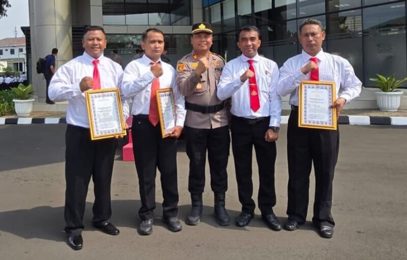 Foto: Usai Terima Penghargaan Dari Kapolres, Anggota Polsek Pakuhaji Berfoto Bersama Kapolsek.