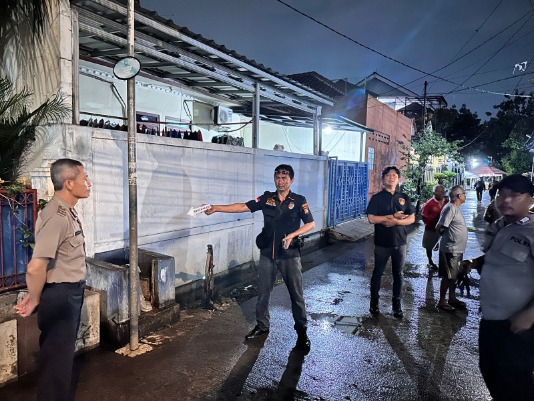Foto: Anggota Samapta Polsek Ciledug dan Identifikasi Polres Metro Tangerang Saat di TKP Pria Tewas Tersengat Listrik.