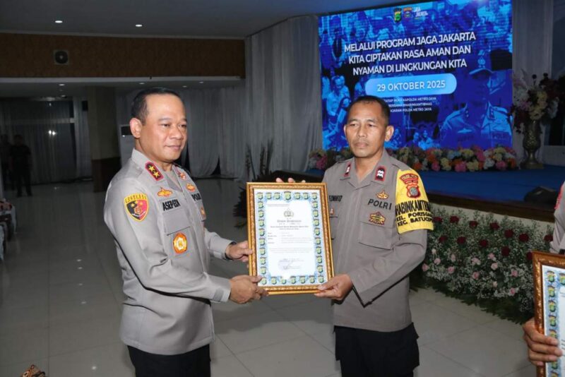 Foto: Aiptu Erwanto Bhabinkamtibmas Polsek Batuceper, Polres Metro Tangerang Kota Saat Menerima Penghargaan Dari Kapolda Metro Jaya, Irjen Pol Asep Edi Suheri.