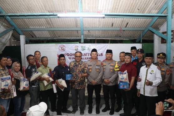 Foto: Dirbinmas dan Kapolres Berfoto Bersama Usai Acara Ngopi Kamtibmas di Karawaci.