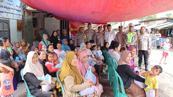 Foto: Usai Acara Jum'at Peduli, Jajaran Polres Metro Tangerang Kota dan Polsek Jatiuwung Berfoto Bersama Masyarakat Sekitar Bangsasuci.