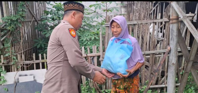 Foto: Kapolsek Pakuhaji, AKP Rakhmatullah, SH., Saat Membagikan Peket Sembako kepada Warga.