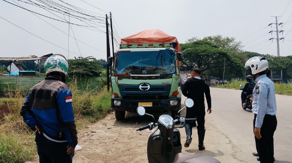 Foto: Petugas Dishub Kota Tangerang Saat Malukan Penertiban Truk Truk KMP Yang Perkir di Jalan Raya Bayur.