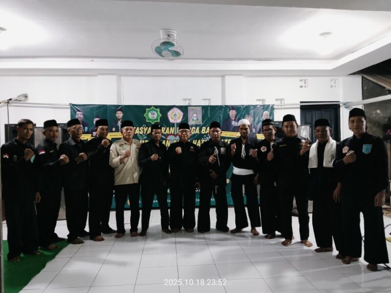 Foto: Usai Acara Tasyakuran Warga Angkatan ke-IV, Pengurus PSHT Cabang Kabupaten Tangerang dan PSHT Ponpes Dar El Amir Ranting Kemiri Berfoto Bersama.