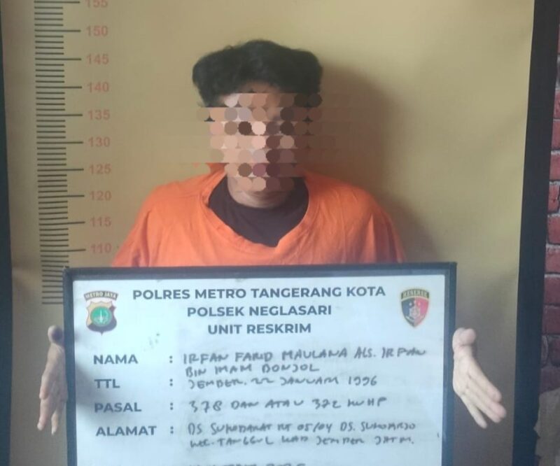 Foto: Pelaku Penipuan serta Penggelapan Sepeda Motor Saat Diamankan Polsek Neglasari.
