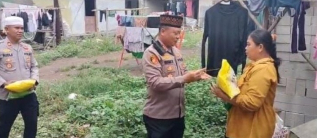 Foto: Kapolsek Pakuhaji, AKP Rokhmatullah, SH., Saat Membagikan Sembako Kepada Warga.