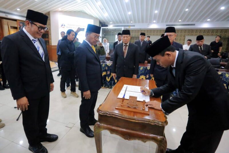 Foto: Wali Kota Tangerang H. Sachrudin dan Wakil Wali Kota Tangerang H. Maryono Hasa Saat Melantik Dirut Perumda Pasar, Dedi Ochen.