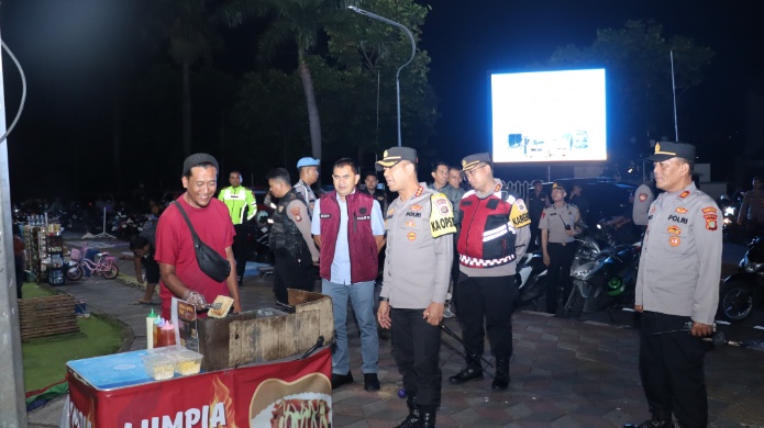 Foto: Kapolres Metro Tangerang Kota, Kombes Pol Dr. Raden Muhammad Jauhari Saat Pimpin Patroli Malam Skala Besar.