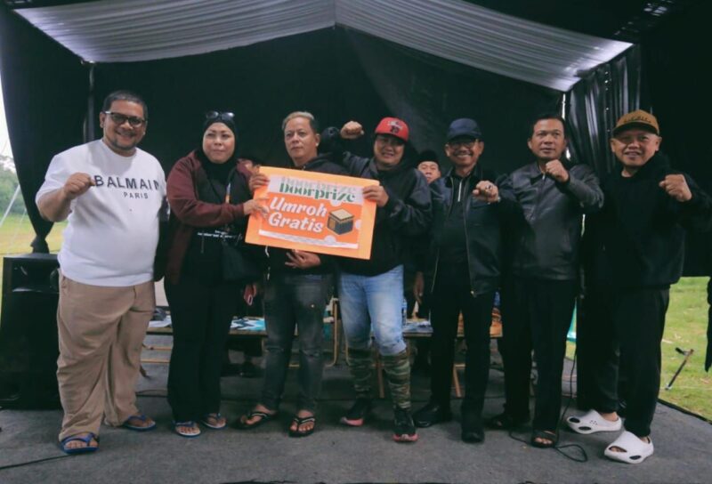 Foto: Herman Saat Menerima Hadiah Umroh Dari Wali Kota Tangerang, H. Sachrudin.