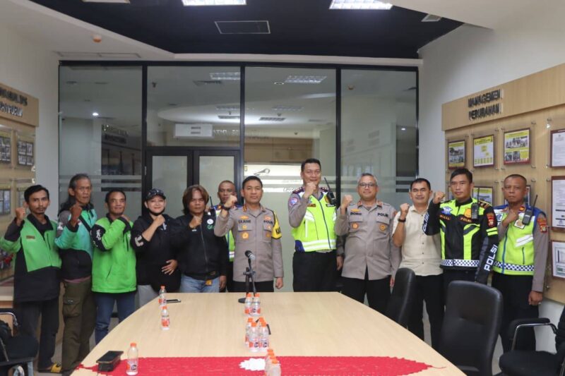 Foto: Kapolres Metro Tangerang Kota, Kombes Pol Raden Muhammad Jauhari Beserta Jajaran Berfoto Bersama Usai Memberikan Arahan Kepada Ojol.