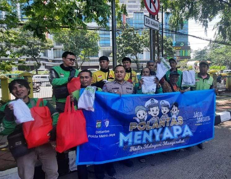 Foto: Usai Serahkan Bantuan ke Pengemudi Ojol Samsat Cikokol Berfoto Bersama.