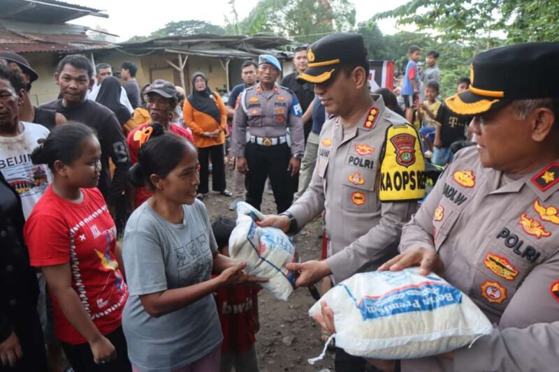 Foto: Kapolres Metro Tangerang Kota, Kombes Pol Dr. Raden Muhammad Jauhari Saat Menyerahkan Sembako ke Masyarakat Kampung Cacing, Karawaci, Kota Tangerang.