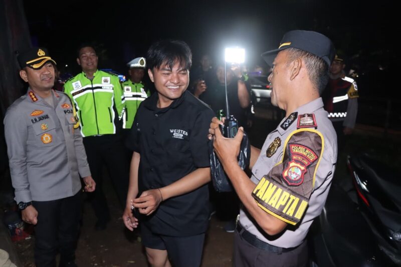 Foto: Kapolres Metro Tangerang Kota, Kombes Pol Dr Raden Muhammad Jauhari Berinteraksi Dengan Warga Saat Gelar Patroli Cipta Kondisi.