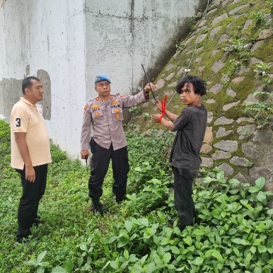Foto: Polisi Saat Membawa Pelaku ke TKP Pencurian Kabel.
