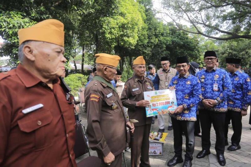 Foto: Wali Kota Tangerang H. Sachrudin Bersama Wakil Wali Kota  H. Maryono Hasan  Saat Menyerahkan Bantuan Kepada Veteran RI.