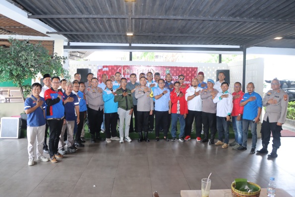 Foto; Usai Acara Silaturahmi, Kapolres Metro Tangerang Kota Beserta Jajaran Berfoto Bersama Elemen Serikat Buruh.