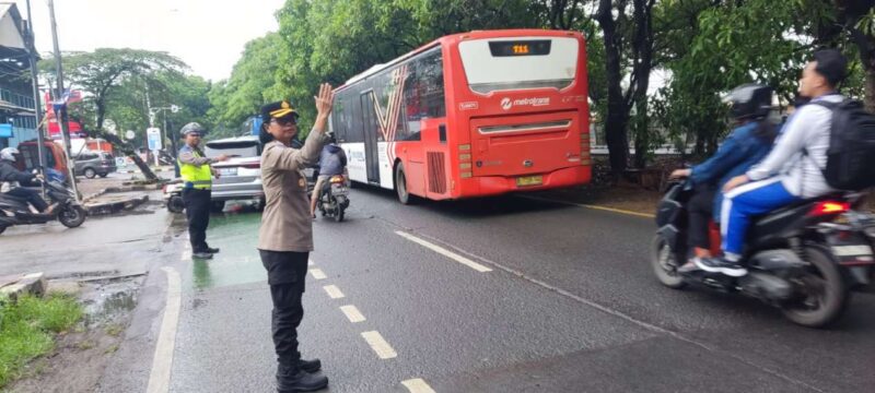 Foto: Kasikeu Polres Metro Tangerang Kota, kompol Eri Murniarsih Saat Pimpin Gatur Lalin.