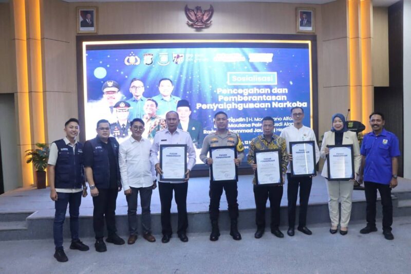 Foto: Kapolres Metro Tangerang Kota, Kombes Pol Dr. Raden Muhammad Jauhari Berfoto Bersama Pemuda dan Pelajar Usai Sosialisasi P4GN.