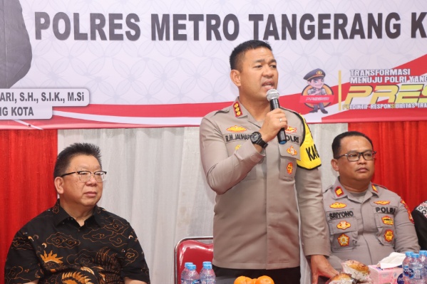 Foto: Didampingi Kapolsek Benda AKP Sriyono, Kapolres Metro Tangerang Kota Kombes Pol Dr. Raden Muhammad Jauhari Saat Melaksanakan Kegiatan 'Ngopi Kamtibmas' di Wilayah Benda.