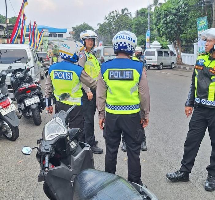 Foto; Kasat Lantas AKBP Nopta Histaris Suzan bersama Kanit Turjawali IPTU Rizal dan Anggota Satlantas Saat Mengawali Opresi Zebra 2025 di Kota Tangerang.