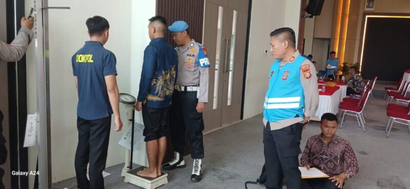Foto: Calon Siswa Bintara Brimob Saat Melakukan Pengukuran Tinggi Badan.
