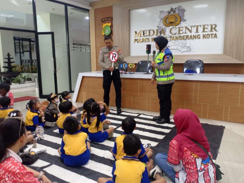 Foto: Satlantas Polres Metro Tangerang Kota Saat Melaksanakan Kegiatan Polisi Sahabat Anak.