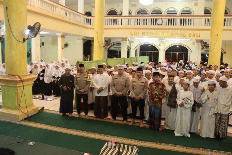 Foto: Kapolres Metro Tangerang Kota, Kombes Pol Dr. Raden Muhammad Jauhari Didampingi Kapolsek Batuceper Kompol Gunawan beserta Jajaran Berfoto Bersama Pengurus Ponpes Ash-Shiddiq Iyah 02 dan Para Santri.