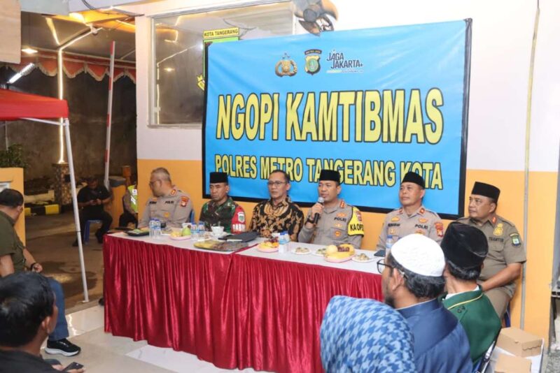 Foto: Kapolres Metro Tangerang Kota, Kombes Pol Raden Muhammad Jauhari Didampingi Kapolsek Batuceper Kompol Gunawan Saat Menggelar Kopi Kamtibmas.