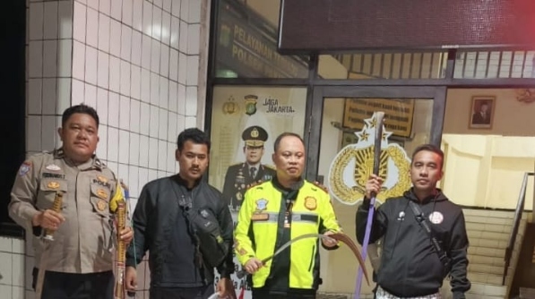 Foto: Kapolsek Pakuhaji, AKP Rokhmatullah, SH., Bersama Jajaran Saat Menunjukkan Barang Bukti Sajak Milik 5 Remaja Yang Diduga Hendak Tawuran.