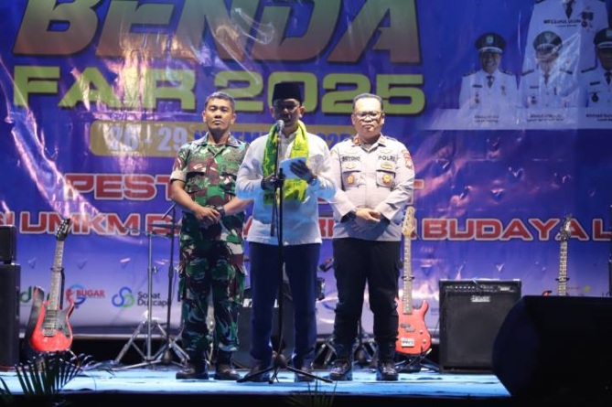 Foto: Camat Benda Camat Benda Saipul Ulum Didampingi Danramil dan Kapolsek Benda AKP Sriyono, SH., Saat Menyampaikan Sambutan di Pembukaan Pesta Rakyat Benda Fair 2025.