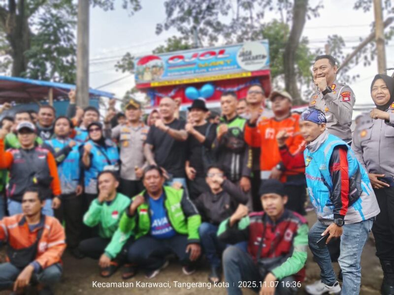 Foto: Usai Launching Ojol Mart, Kapolres Metro Tangerang Kota, Kombes Pol Dr Raden Muhammad Jauhari dan Bang Jhon LBF serta Para Mitra Ojol Berfoto Bersama.