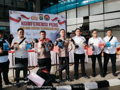 Foto: Kapolres Metro Tangerang Kota, Kombes Pol Dr. Raden Muhammad Jauhari Beserta Jajaran Saat Menunjukkan Barang Bukti Kejahatan Curanmor di Konferensi Pers. Senin (10/11)
