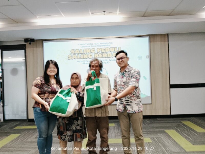 Foto: Perwakilan Management PT BMT OPPO Saat Menyerahkan Paket Sembako Secara Simbolis Kepada Warga Bayur.