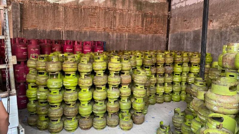Foto: Ribuan Tabung Gas Elpiji Ukuran 3 Kg, 5,5 Kg dan 12 Kg Hasil Oplosan Saat Digerek Dirkrimsus Polda Banten di Sepatan.