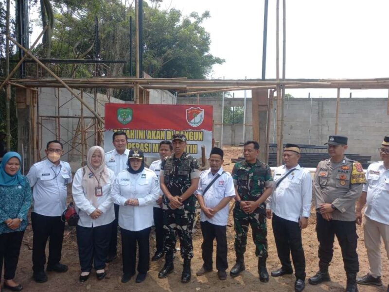 Foto: Dandim 0510 Tigaraksa Letkol Inf. Yudho Setyono Saat Dampingi Wakil Bupati Tangerang Intan Nurul Hikmah Tinjau Pembangunan KDKMP di Desa Ciakar.